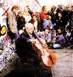 Avec Mstislav Rostropovitch, le 11 novembre 1989, au pied du mur de Berlin